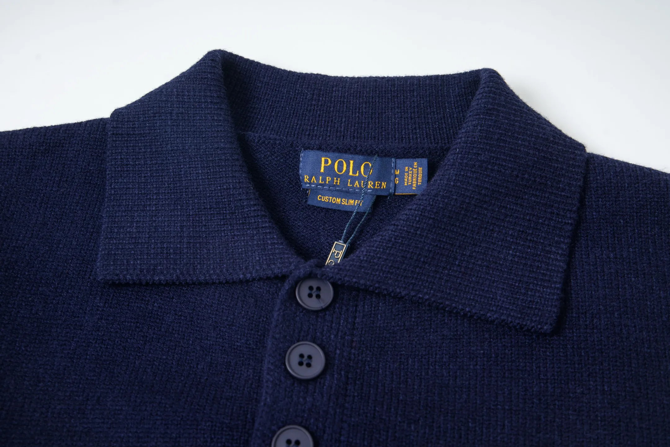 P230 Style number: Y258 Ralph Lauren POLO twist button open-chest sweater is a limited edition every year. There won’t be many styles in the store! Ralph Lauren men's half-button sweater. The shape is really nice. It can be worn alone or as a coat. It can be worn outside the inner layer. It is versatile and looks good. Tag, hanging grain, washable, packaging bag, full set of accessories. The appearance is quite high. The workmanship is super exquisite. Color: navy, gray, apricot, navy. Size: S M L XL